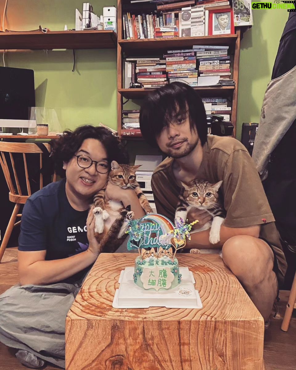 Tsui Ho-Cheong - 1.9K Likes - 很久不見~
眨下眼 5歲了
大膽 細膽 生日快樂
。
#朗爸真係好錫你地
#無懼風雨同你地慶生
#愛是一切答案🫶🏻
#大膽依然好痴人
#細膽一樣都係咁細膽
。
#肥腸 #徐浩昌 #演員
#銀河海潤演藝有限公司