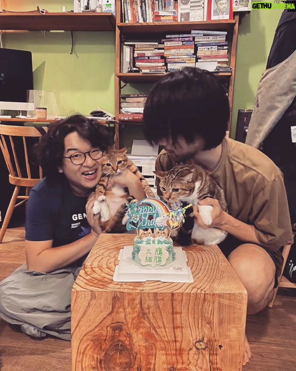 Tsui Ho-Cheong - 1.9K Likes - 很久不見~
眨下眼 5歲了
大膽 細膽 生日快樂
。
#朗爸真係好錫你地
#無懼風雨同你地慶生
#愛是一切答案🫶🏻
#大膽依然好痴人
#細膽一樣都係咁細膽
。
#肥腸 #徐浩昌 #演員
#銀河海潤演藝有限公司
