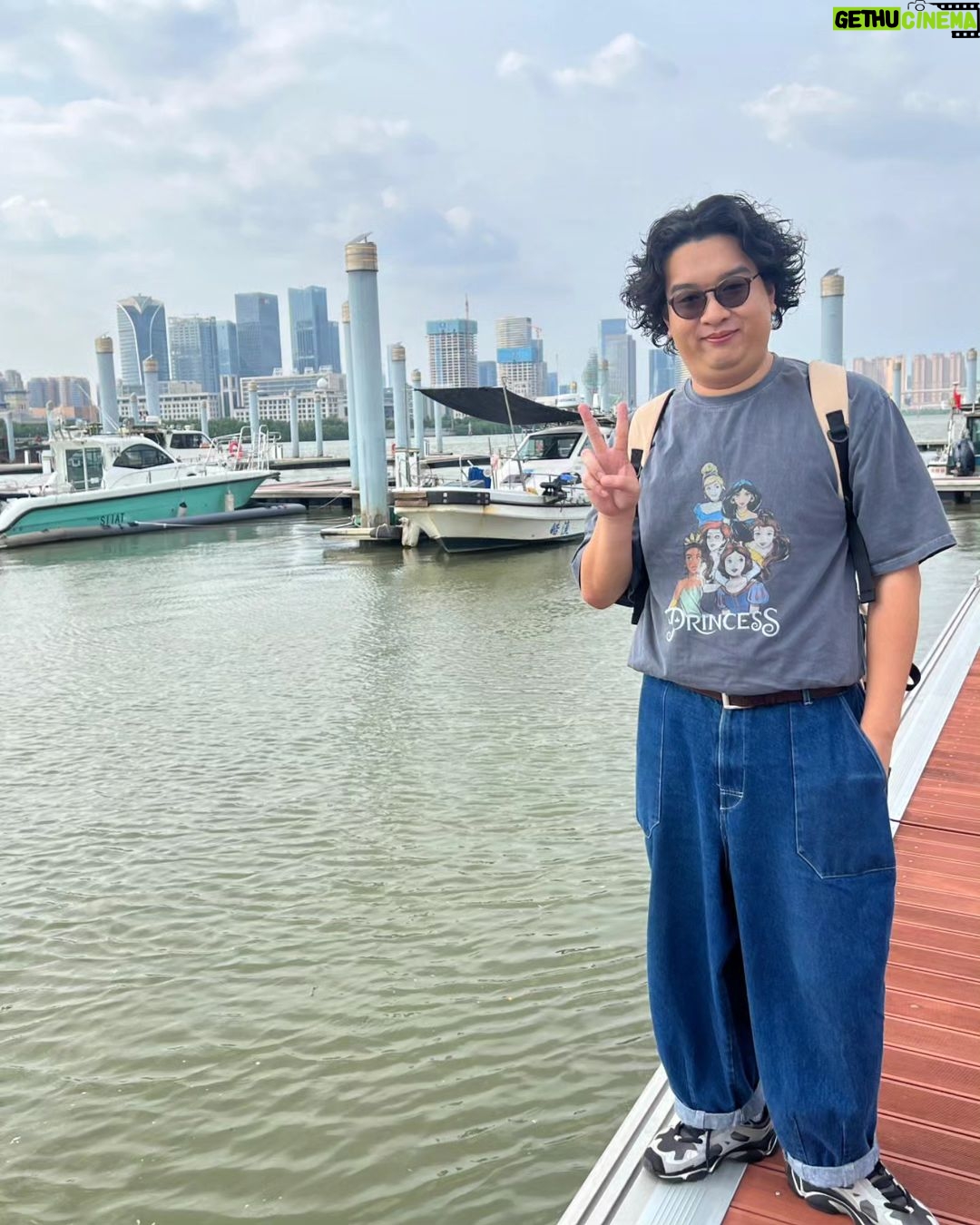 Tsui Ho-Cheong - 1.1K Likes - 澳門真係好多景點
大三巴 觀音像 媽閣廟 景緻真幽美
仲有林林總總嘅賭場
葡式嘅美食 正啊~
。
可惜 一度都去唔到
今次係黎做野架嘛
下次黎澳門 再玩過!!!
。
👓@luxottica
大愛呢副眼鏡🧡
。
📷@larrylauhk
。
#雖然無去到邊度
#不過拍攝過程堅好玩
#出盡奶力嘅感覺好爽
#期待成品
#肥腸 #徐浩昌 #演員
#銀河海潤演藝有限公司