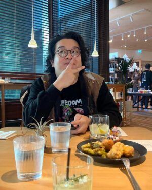 Tsui Ho-Cheong Instagram - 適逢假日
搵間好餐廳
再揀支靚香水
其實都幾美好啊～
。
咁美好嘅日子
隔離點解要係你 @sumiremak
同埋你痾屎可以唔使再話我知😂
。
#掛住大家 #所以浦下頭
#係時候出多啲event
#肥腸 #徐浩昌 #演員
#銀河海潤演藝有限公司