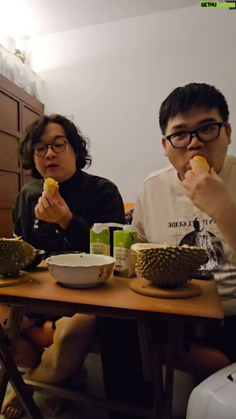 Tsui Ho-Cheong Instagram - 榴槤飄香~ 答謝馬來西亞旅程期間 變態叔叔兼鏟屎專員 @juno_ip Enjoy~~~ 。 #黑刺 #榴槤 #馬來西亞 #肥腸 #徐浩昌 #香港 #演員 #銀河海潤演藝有限公司
