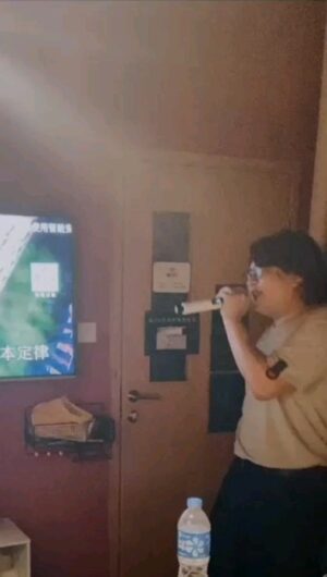 Tsui Ho-Cheong Instagram - 適逢《夜校》即將上映
有條絕密珍藏片好想Post
咁就順便可以tag @mcheung1201 
。
呢條片送比善良嘅每位
心情鬱結時服即時見效
不含睡意、有提神作用
注意：過量服用會引致頭暈及肚痛
。
#夜校 #11月2日 #正式上映
#有無人想幫我做歌 #我好Ready😂
#徐浩昌 #肥腸 #演員 #歌手
#銀河海潤演藝有限公司
