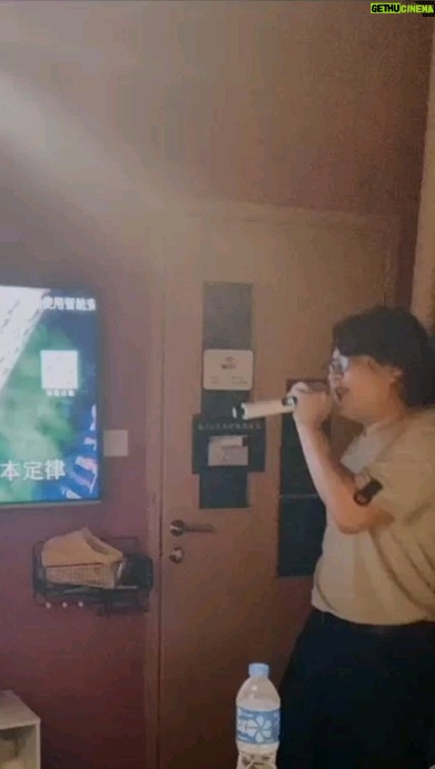 Tsui Ho-Cheong - 1.5K Likes - 適逢《夜校》即將上映
有條絕密珍藏片好想Post
咁就順便可以tag @mcheung1201
。
呢條片送比善良嘅每位
心情鬱結時服即時見效
不含睡意、有提神作用
注意:過量服用會引致頭暈及肚痛
。
#夜校 #11月2日 #正式上映
#有無人想幫我做歌 #我好Ready😂
#徐浩昌 #肥腸 #演員 #歌手
#銀河海潤演藝有限公司