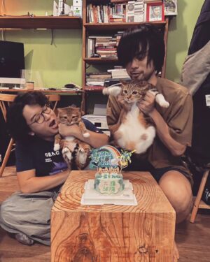 Tsui Ho-Cheong Instagram - 很久不見～
眨下眼 5歲了
大膽 細膽 生日快樂
。
#朗爸真係好錫你地
#無懼風雨同你地慶生
#愛是一切答案🫶🏻
#大膽依然好痴人
#細膽一樣都係咁細膽
。
#肥腸 #徐浩昌 #演員
#銀河海潤演藝有限公司