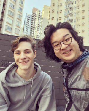 Tsui Ho-Cheong Instagram - 大膽！
我個天台 夠膽不請自來
不過我鍾意 有趣嘅緣份
。
@eneuxi
來自烏克蘭的創作者
大家要人可以留意下
。
#Welcome
#有限嘅英文都要好好溝通
#頭都未梳失禮晒
#有趣的人生
#徐浩昌 #肥腸 #演員 
#銀河海潤演藝有限公司