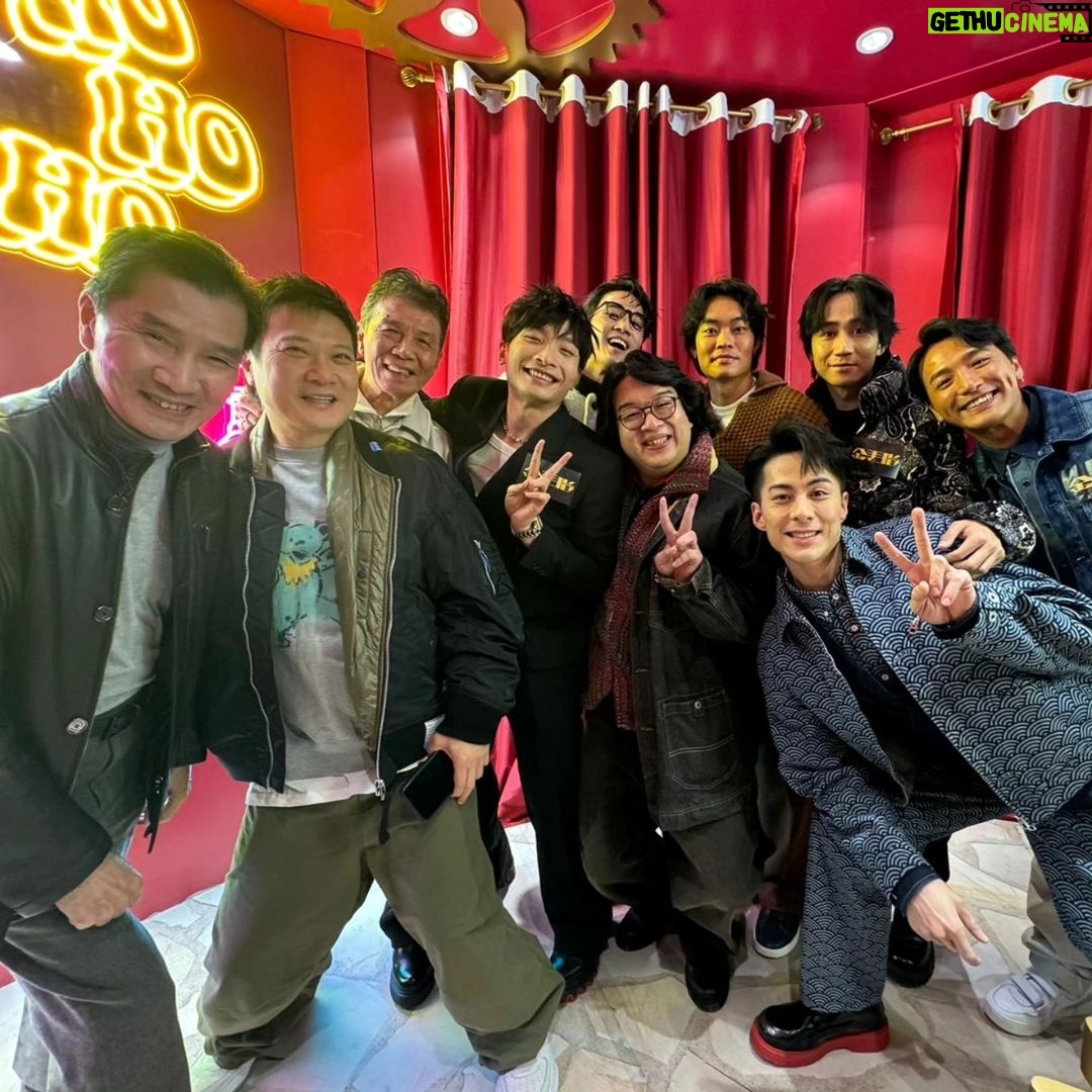 Tsui Ho-Cheong - 4.7K Likes - 好幸運~好榮幸~好興奮
這個生日 很 難 忘
多謝助攻嘅每位
兩大影帝掂住膊頭講生日快樂
啊! 佢地都係人黎嘅 冷靜啲~
啊啊啊啊啊 點冷靜啊~~~~
肥腸身邊能夠有各位 真有福
願呢份福氣可以分享比大家
呀哈 呀哈哈 多謝~
#真 #成就解鎖
。
@the.goldfinger_movie
@emperormotionpictures
12.30《金手指》
記得入場睇啦~
。
@kakisham @kevinstarkchu
多得呢條友仔整古我 先會有後面嘅驚喜
。
🦺
@shopping.bag
@noeyeseeseeseen_market
💇🏻
@artify.lab
@ybf.steve
。
#金手指 #英皇電影
#生日快樂 #史詩級合照 #幸運腸
。
#徐浩昌 #肥腸 #演員
#銀河海潤演藝有限公司