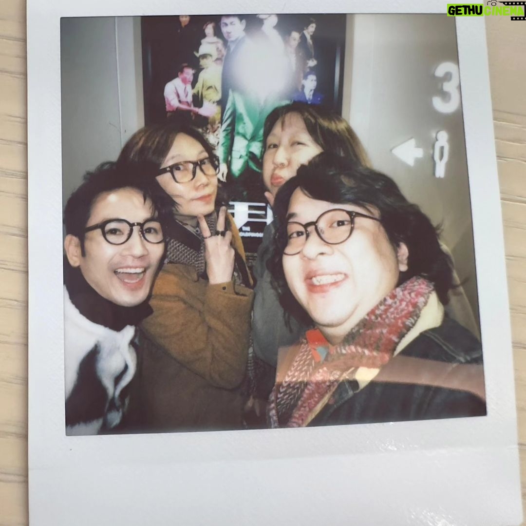 Tsui Ho-Cheong - 4.7K Likes - 好幸運~好榮幸~好興奮
這個生日 很 難 忘
多謝助攻嘅每位
兩大影帝掂住膊頭講生日快樂
啊! 佢地都係人黎嘅 冷靜啲~
啊啊啊啊啊 點冷靜啊~~~~
肥腸身邊能夠有各位 真有福
願呢份福氣可以分享比大家
呀哈 呀哈哈 多謝~
#真 #成就解鎖
。
@the.goldfinger_movie
@emperormotionpictures
12.30《金手指》
記得入場睇啦~
。
@kakisham @kevinstarkchu
多得呢條友仔整古我 先會有後面嘅驚喜
。
🦺
@shopping.bag
@noeyeseeseeseen_market
💇🏻
@artify.lab
@ybf.steve
。
#金手指 #英皇電影
#生日快樂 #史詩級合照 #幸運腸
。
#徐浩昌 #肥腸 #演員
#銀河海潤演藝有限公司