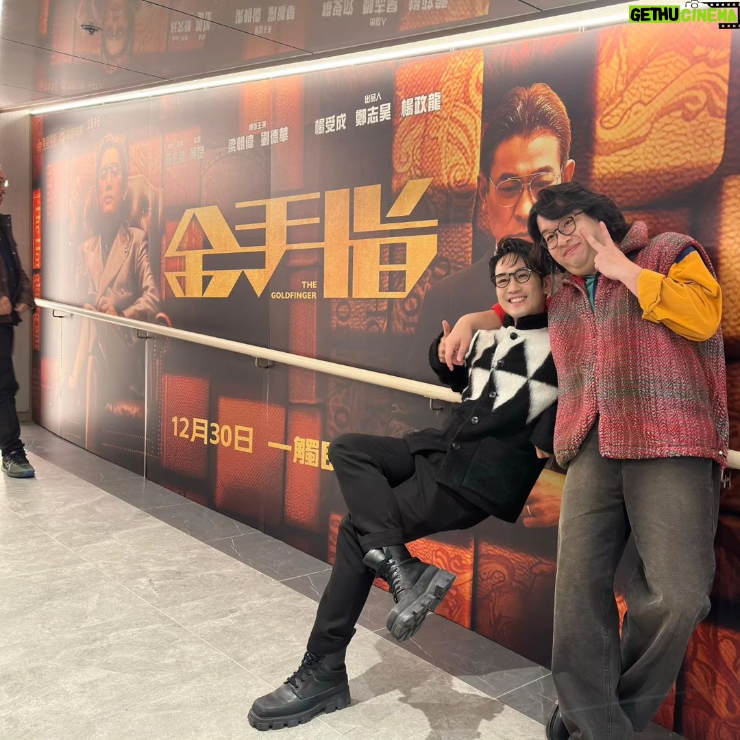 Tsui Ho-Cheong - 4.7K Likes - 好幸運~好榮幸~好興奮
這個生日 很 難 忘
多謝助攻嘅每位
兩大影帝掂住膊頭講生日快樂
啊! 佢地都係人黎嘅 冷靜啲~
啊啊啊啊啊 點冷靜啊~~~~
肥腸身邊能夠有各位 真有福
願呢份福氣可以分享比大家
呀哈 呀哈哈 多謝~
#真 #成就解鎖
。
@the.goldfinger_movie
@emperormotionpictures
12.30《金手指》
記得入場睇啦~
。
@kakisham @kevinstarkchu
多得呢條友仔整古我 先會有後面嘅驚喜
。
🦺
@shopping.bag
@noeyeseeseeseen_market
💇🏻
@artify.lab
@ybf.steve
。
#金手指 #英皇電影
#生日快樂 #史詩級合照 #幸運腸
。
#徐浩昌 #肥腸 #演員
#銀河海潤演藝有限公司