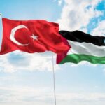 Tuğçe Kazaz Instagram – YILBAŞI
Öyle yılbaşı kutlama demekle olmaz. Yılbaşında tam saat 12’de şehitlere minnet, teröre lanet ve ABD ile İsrail’in soykırımına uğrayan Filistin’e destek yürüyüşü yapalım. Bir organizasyon ekibi kuralım, herkesin ortak organizasyonu olsun. Hatta sadece İstanbul’da değil bütün illerde STK’lar organize etsin, sanatçılar davet edilsin. Evlere, sokaklara, iş yerlerine Türkiye ve Filistin bayrakları asılsın. Yürüyüşe katılamayan sokağında, mahallesinde, evinde veya dünyanın başka bir yerinde fark etmez, bireysel olarak alsın eline bayrakları, isterse taksın kefiyesini, çeksin kısa videosunu veya fotosunu sosyal medyada ortak Hashtag ile atsın. Yani başkasına ne yapmayacağını söylemek yerine biz ne yapabiliriz ona bakalım. Bu çok daha yararlı ve etkili olacaktır. 

ÖZELLİKLE HERKESİN KENDİ BAŞINA PROTESTO VİDEOSU VEYA FOTOĞRAFI ÇEKİP ATMASI ÇOK CİDDİ SES GETİRECEKTİR. 

Ne dersiniz?
