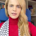 Tuğçe Kazaz Instagram – SANAT CAMİASINA SESLENİYORUM;

Ayrıca sanat camiasına sesleniyorum; gelin insandan, insanlıktan yana olun. Siz ki bir ağaç, bir kedi, bir köpek için ortalığı ayağa kaldırabilecek kadar duyarlı insanlarsınız, 7 binden fazla çocuk öldürüldü, 10 binlerce sivil katledildi, niye susuyorsunuz? Niye kafanızı gömdüğünüz o menfaat çukurundan insanlığınızı çıkartmıyorsunuz? Bana göre kedi köpek için ses edip bu çocuk kasaplarına ses etmeyen her kişi en hafif tabiriyle alçaktır. Hadi o çocuk ölümlerini vicdanınız, insanlığınız hazmediyor, sizin her fırsatta hayvan hakları diye ortalığı kasıp kavurduğunuz o hayvanlar, ağaçlar, hepsi orda bombalanıyor, nasıl yaşamlarınıza devam edebiliyorsunuz? Yoksa “bizim insan haklarına duyarlılığımız Batı’nın taktığı maske gibidir” mi diyorsunuz?