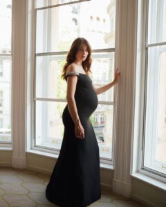 Tuppence Middleton Instagram - Downton Abbey: A New Era premiere wearing @maisonvalentino 🖤 Photographed by @moeez for #britishvogue @britishvogue Styling: @hollyevawhite / Make up: @emmadaymakeupartist / Hair: @patrickwilson #downtonabbeyanewera @downtonabbey_official @focusfeatures @prosper_pr @frankybutler