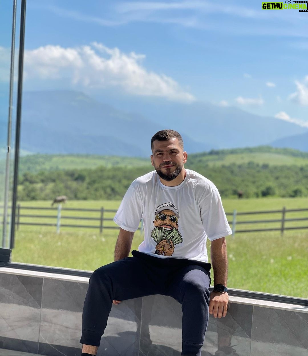 Tural Ragimov Instagram - Не ищите идеального человека я на отдыхе 🤭😀 Uçgün