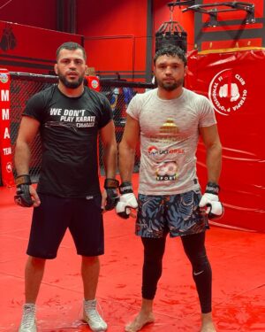Tural Ragimov Instagram - Menim eziz qardawim menim gozumde sen her zaman cempionsan men inaniram Ki sen o kemeri geri qaytaracagsan bawini dik tut CHAMPION @vugar_karamov