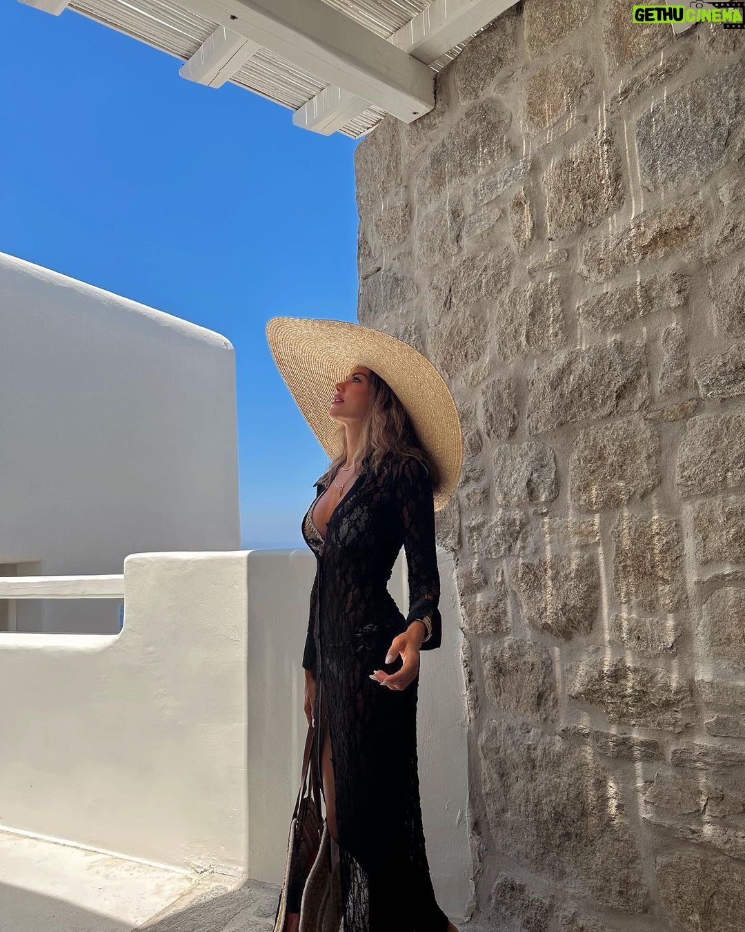 Tuvana Türkay Instagram - Heaven 🪽 Cavo Tagoo Mykonos