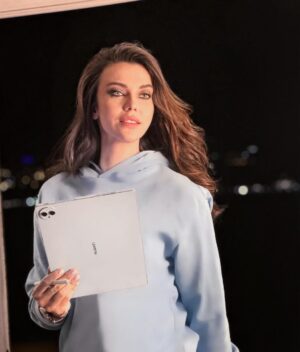 Tuvana Türkay Instagram - Gecenin sessizliğinde, yeni güne hazırlanmak için #HuaweiMatepadPro 13.2 hep yanımda.🥰 
Hazırlıklar tamam, notlar alındı! Siz hazır mısınız bakalım 💃🏻 ✍🏻
#creationofbeauty #işbirliği