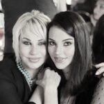 Tuvana Türkay Instagram - Artık bazı duygularımı açıkça dile getirmek beni kendime yabancılaştırıyor.. Çok zor doğdum.Ölüyordum.Benimle, benim için ölüyordun. Doğurmak mühim değil.Senin gibi bu vasfın hakkını verip, kendini herşeye siper edip,bir başına aslanlar gibi büyüten bir anne olmak çok zor. Kendi hayatını verdiğin yetmiyormuş gibi, sevgini dolu dolu hissettirdin. Her an sevgiye doydum. Sevmeyi öğrettin. Hayatımda neyi istemediysen doğruydu. Sayende her şeyi, herkesi sahiplenmeyi öğrendim. Kalbimi senden aldım, duygularımı, yeteneklerimi, kendime yetebilmeyi de. Bazen verdiğin akılları dinlemedim. Sonra hep pişman oldum. Ne yaparsam yapayım beni bu hayatta sevecek, koşulsuz bağrına basacak başka kimsem yok. Herkes el olur. Ama sen benim ellerim, kollarım, kanatlarımsın, canımın sahibisin, tek kıymetlimsin. Hep açık kolların her yaramı sarmak için. Üstümde gözlerin sevgiyle bakmak için. Her göz yaşımda Her telaşımda benden çok kanıyor için. Sonsuzca sevgine,merhametine sarılmaktan başka sığınağım yok. Anne’m.. Ben mi sana, sen mi bana hediye.. Seni çok seviyorum herşeyim, benim ılık limanım.. 💟