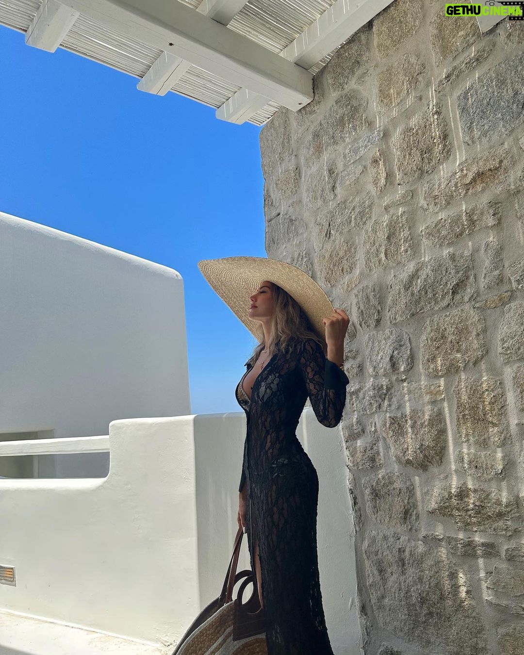 Tuvana Türkay Instagram - Heaven 🪽 Cavo Tagoo Mykonos
