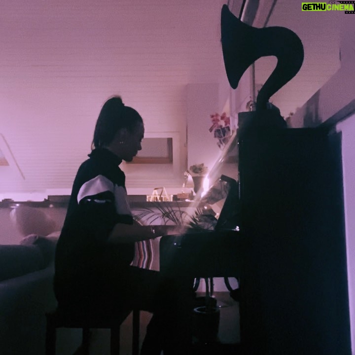 Tuvana Türkay Instagram - Hijo de la luna 🌙