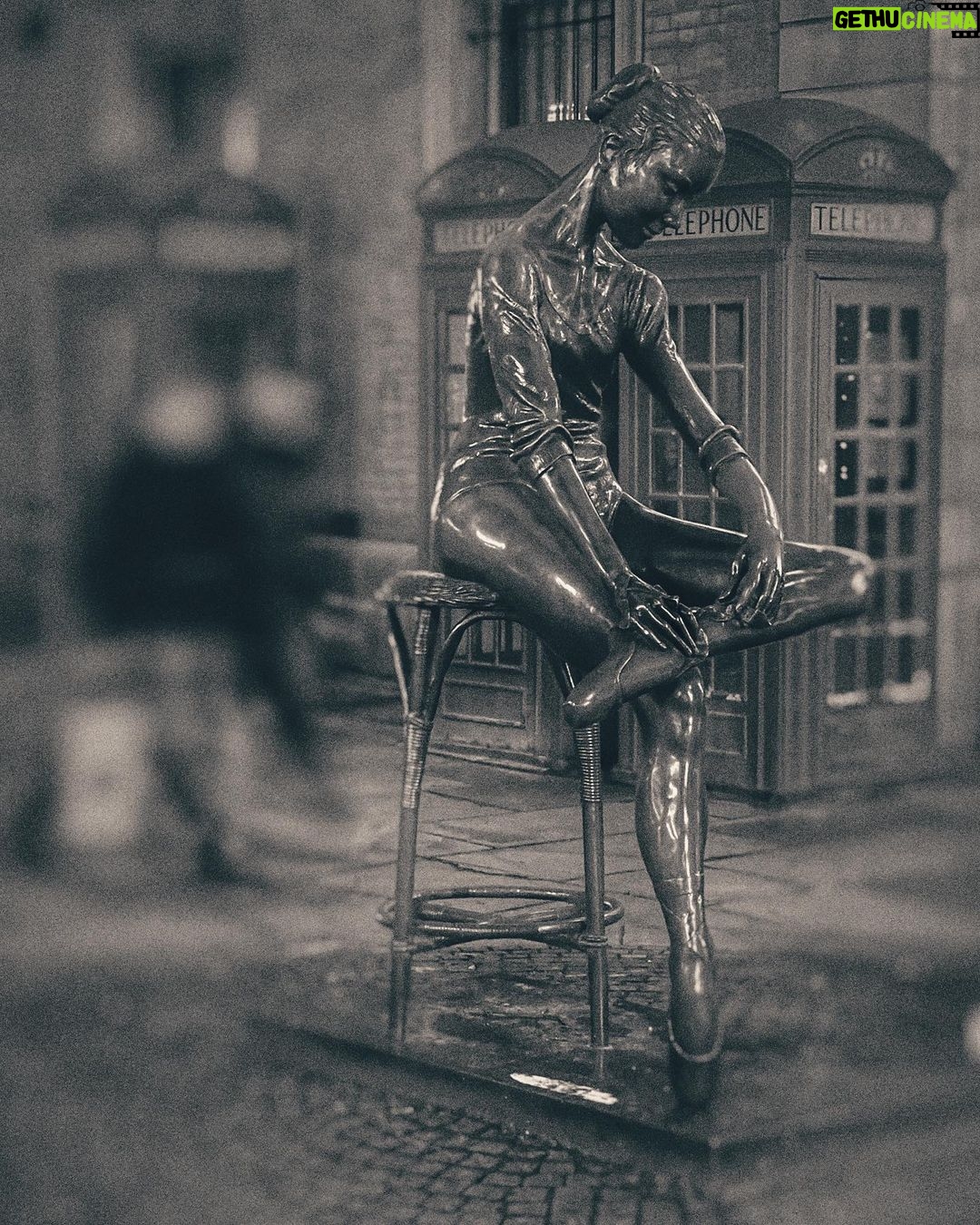 Tuvana Türkay Instagram - Ballerina Statue Royal Opera House