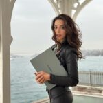 Tuvana Türkay Instagram - Biz çok iyi bir ikili olduk 😎😍💚 #HuaweiMateBook14s #işbirliği