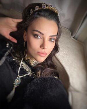 Tuvana Türkay Instagram - 👑

Makeup / @mugeacuner 🎀
