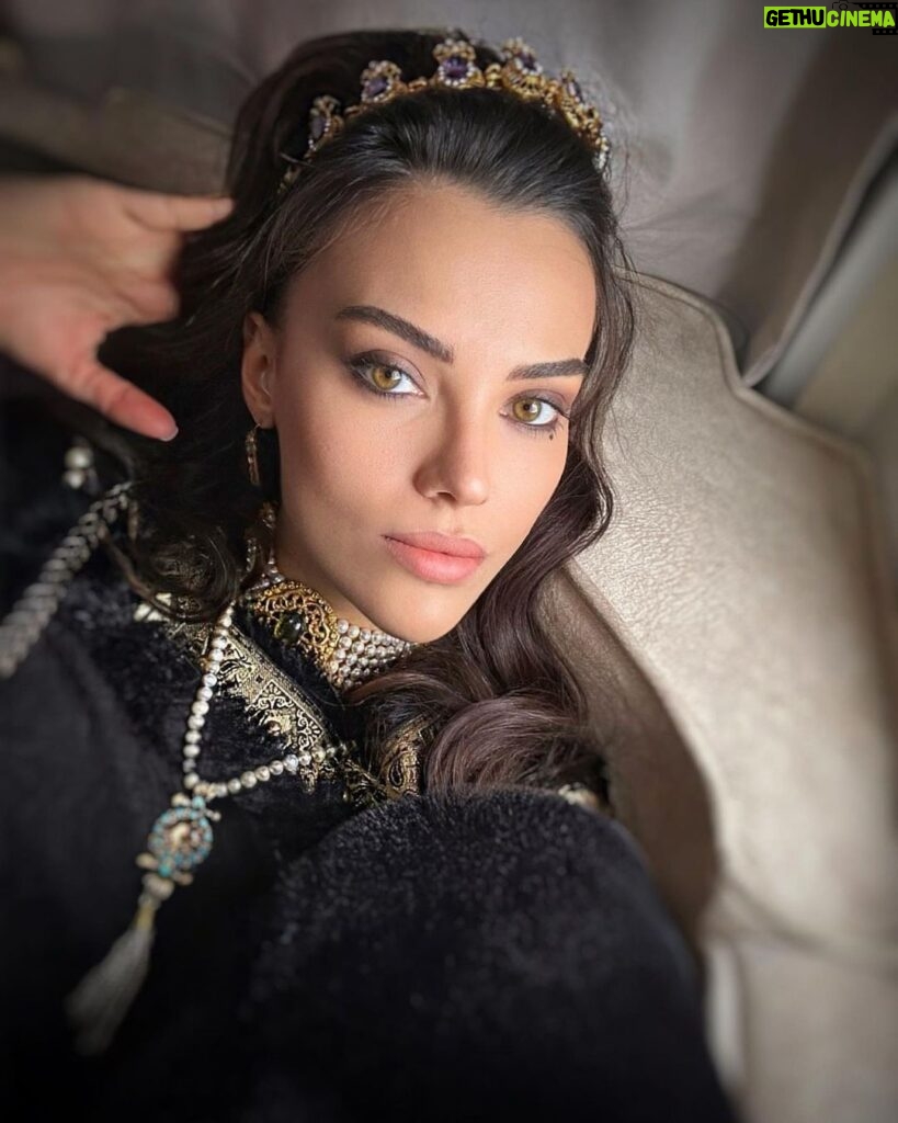 Tuvana Türkay Instagram - 👑 Makeup / @mugeacuner 🎀