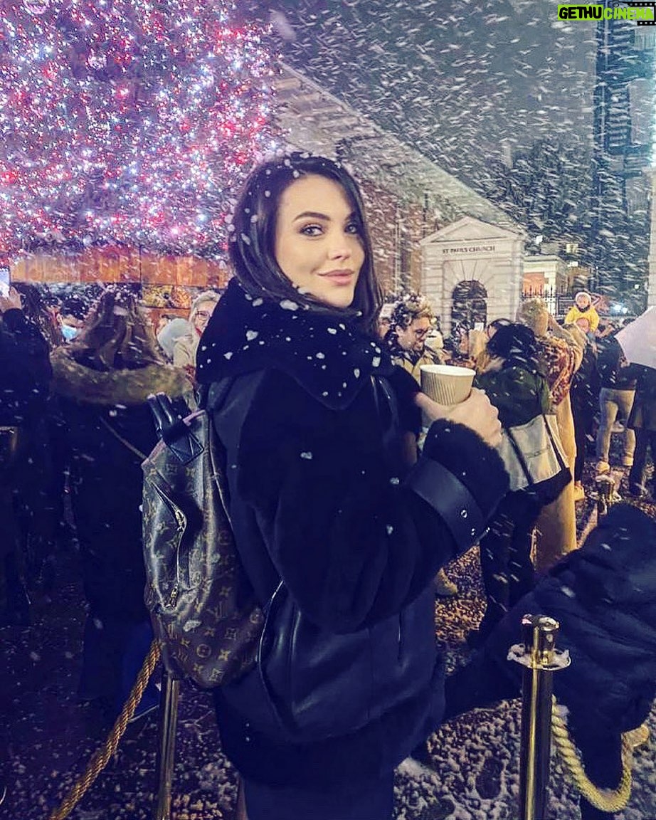 Tuvana Türkay Instagram - ❄️ Covent Garden,London