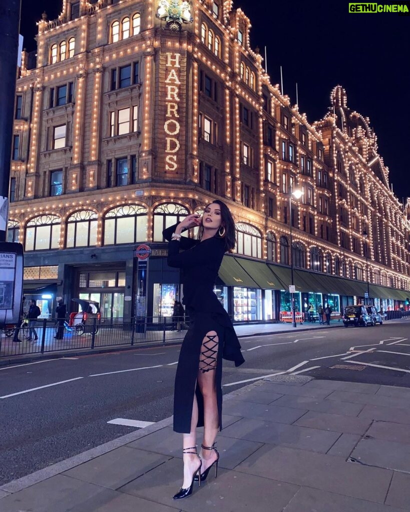 Tuvana Türkay Instagram - 🌠 Knightsbridge, London, UK