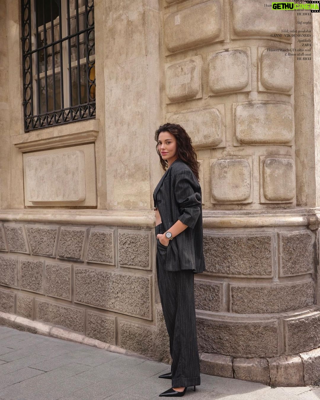 Tuvana Türkay Instagram - @vogueturkiye @huaweimobiletr Fotograf: @kivancyoruten Moda Editörù: @aydinsila Proje Yöneticisi: @melissakcan Proje Uzmani: @ipekelbeyli Prodüksiyon: @bihterneymen Saç: @furkanyalciner Makyaj: @nuvit Fotograf Asistani: aycaayazzz Moda Editörü Asistanlari: @aynurefir @gunzebusra Isik Ekipman: @godoxtr @fujifilmtr