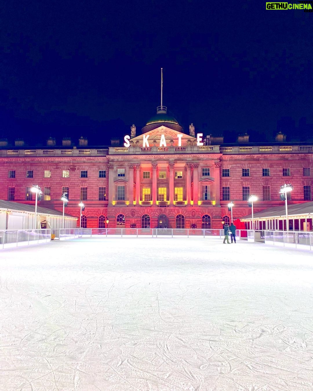 Tuvana Türkay Instagram - ⛸🧊🌠🎄 Somerset House
