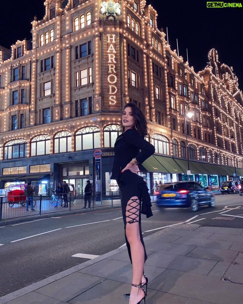 Tuvana Türkay Instagram - 🌠 Knightsbridge, London, UK