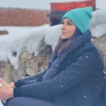 Tuvana Türkay Instagram - Bu ne güzelliktir. Bu ne çocukluk. Bu nasıl saflık. Ne pür bir savurganlık. Memleket gibi sahip, renklerini seçmeye yetişemediğim bir ormanın kalabalığı. Yaşlı bir ağacın tanıklık ettiği tarih. Taşında çiçek biter. Zaman kendine akar. Türküler yanar bir rüzgarına. Analar ağlar gibi masum gökyüzün, yüzüm bakar yağmurlarına. Anadolum,doğum. Keşfedilmemiş mevsimim. Güneş herkese doğduğu gibi değil sanki. Ay başka parlar gecelerine. Ne olur beni de al bir kıvılcım olayım ateşine. Dönüyorum durduğum yerde yok olmaya. Kalptir el veren düşüp doğrulamayana. 🖤 Bütün ekip arkadaşlarıma, bizi yüreğiyle saran, sohbetleriyle doyuran herkese teşekkür ederim. Hasretle.. 📷 @mesut.ulusan Burmadere, Damal