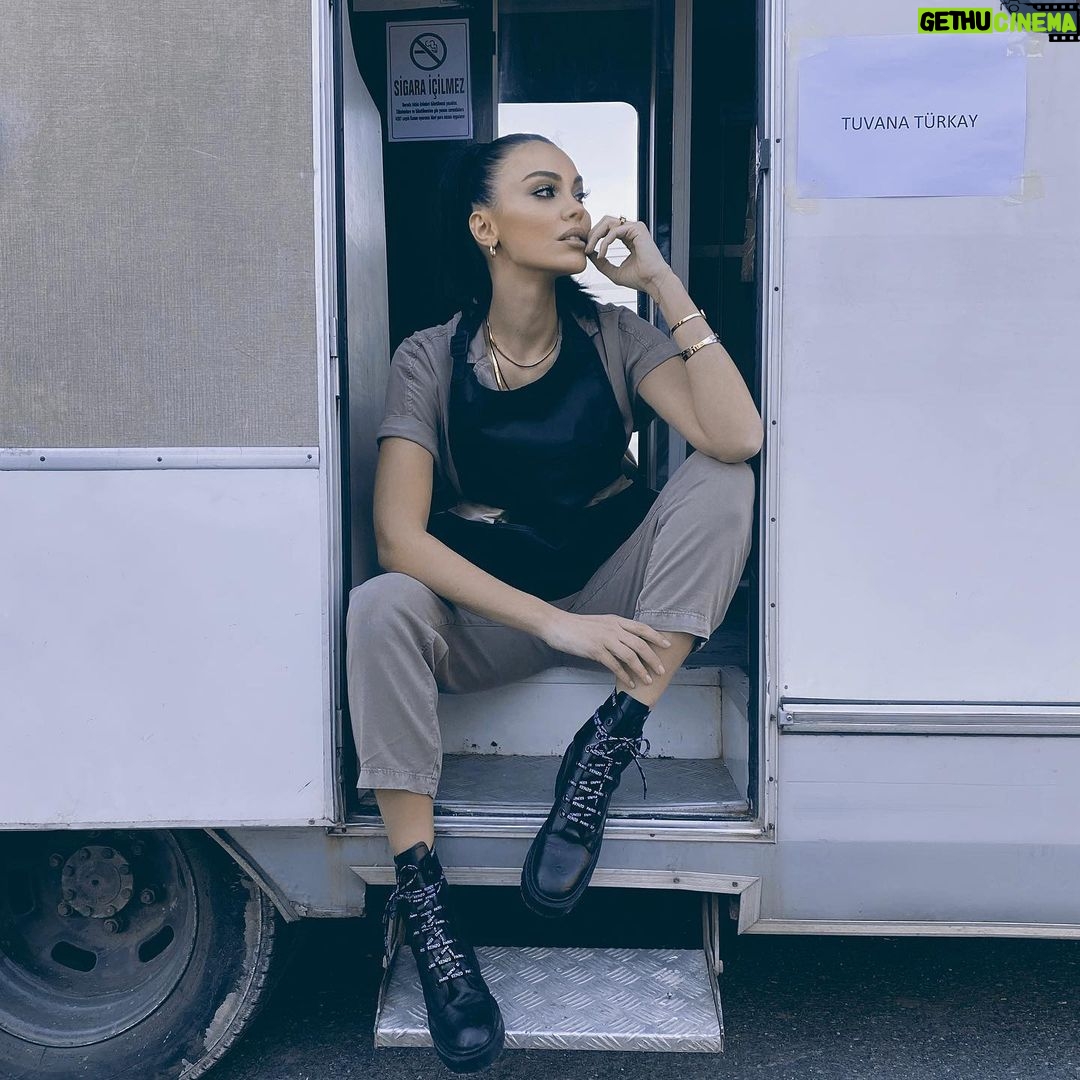 Tuvana Türkay Instagram - 🪐 Beykoz Kundura