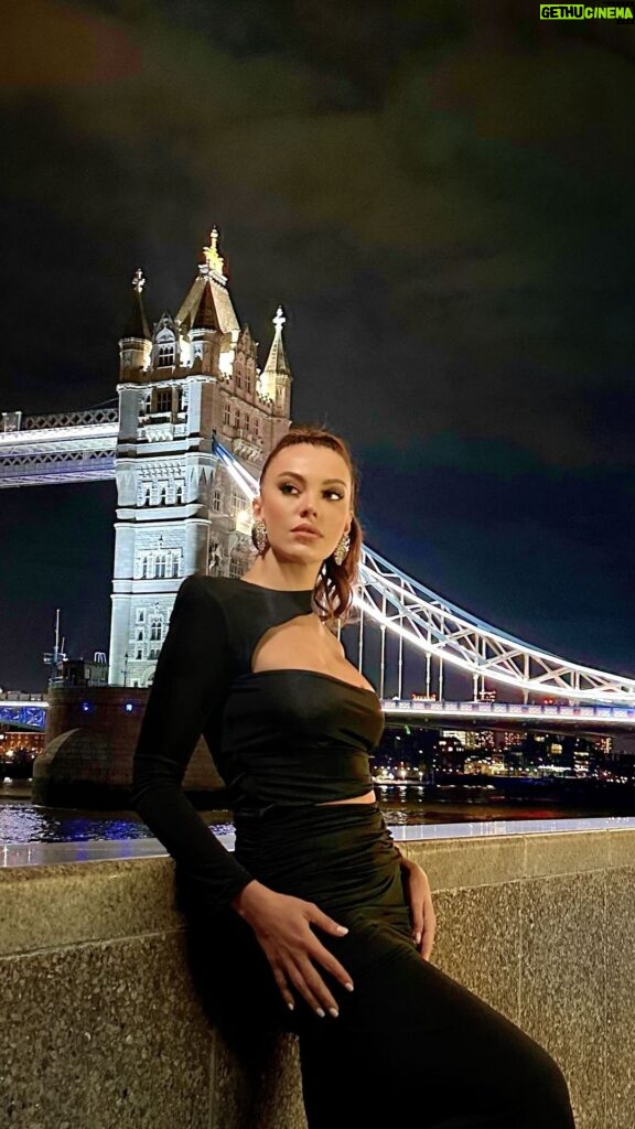Tuvana Türkay Instagram - Tower Bridge, London