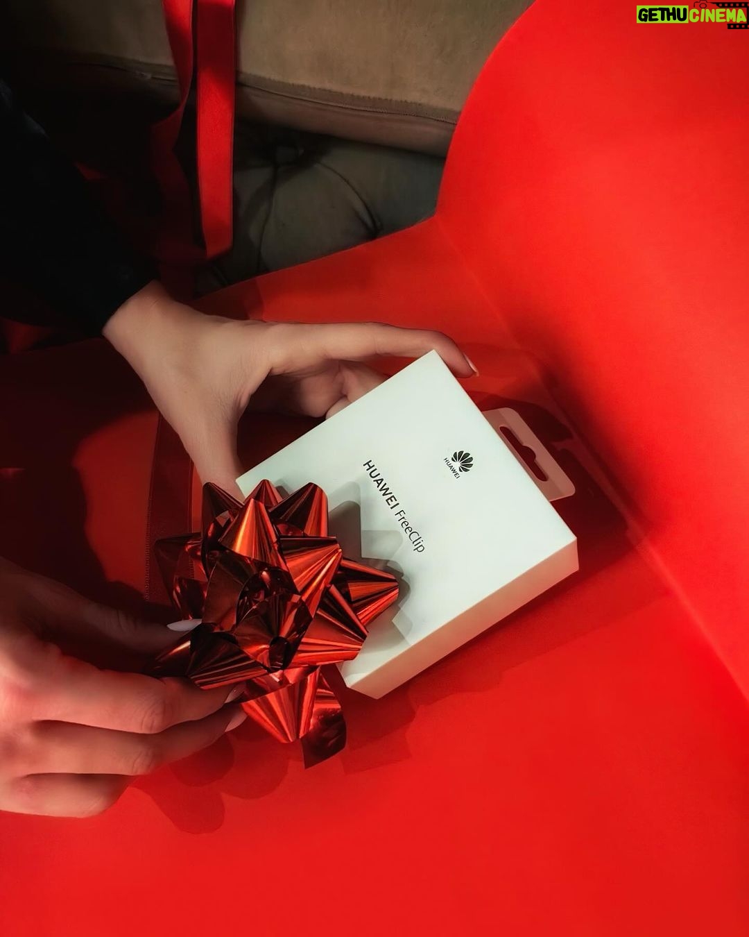 Tuvana Türkay - 120K Likes - Sevgililer Günü’nü en şık aksesuarlarla kutluyorum!💎 Heyecan dolu zamanlarımda ritmi Huawei Watch GT4 ile yakalayıp, en özel anlarıma eşlik eden müziğin keyfini ise Huawei FreeClip ile çıkarıyorum 💃🏻 Siz de tarzınıza aşkın modasını getirmeye hazır mısınız ☺️❤️
#FashionForLove #AşkınModası
#HUAWEIWATCHGT4
#HUAWEIFreeClip
#işbirliği