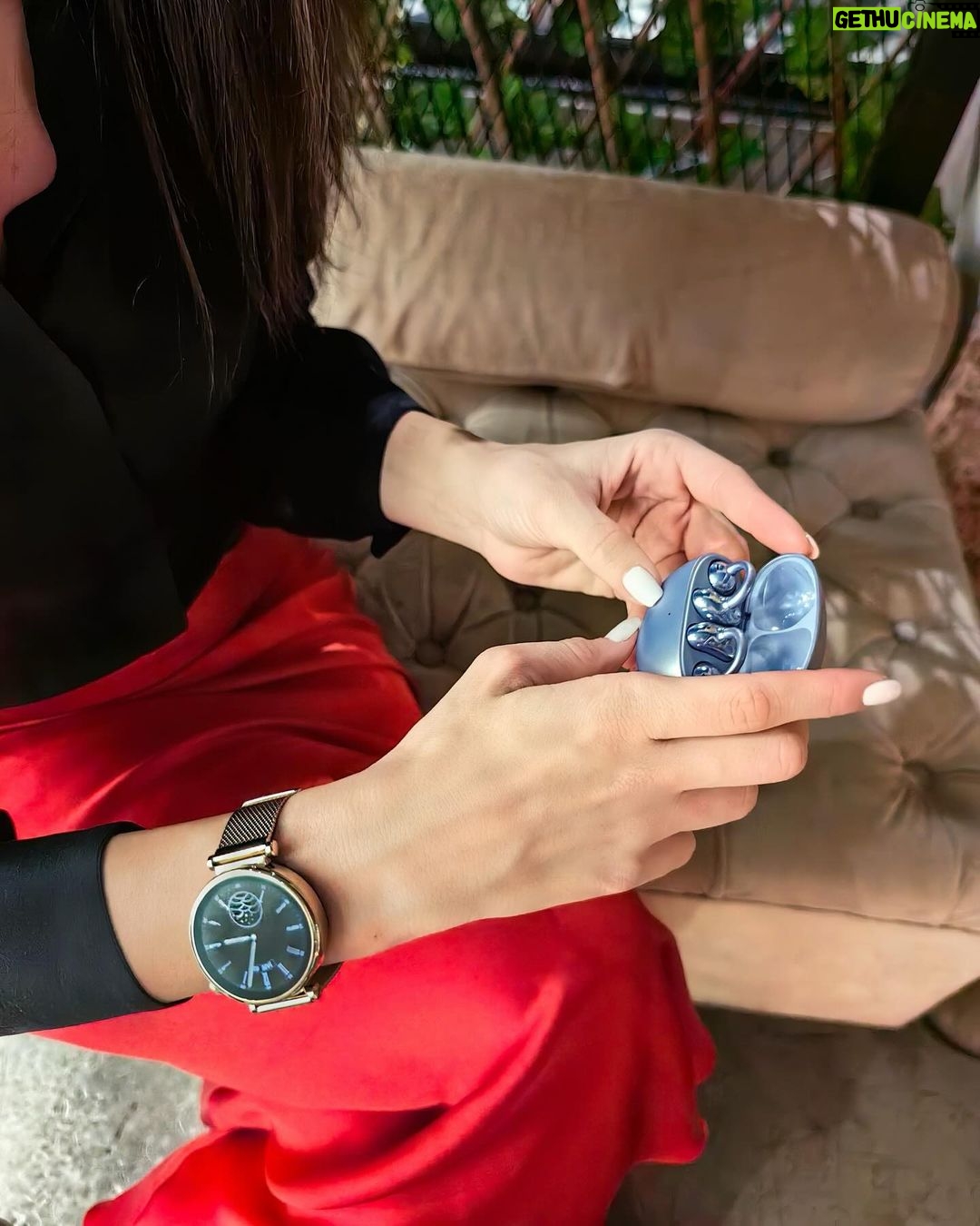 Tuvana Türkay - 120K Likes - Sevgililer Günü’nü en şık aksesuarlarla kutluyorum!💎 Heyecan dolu zamanlarımda ritmi Huawei Watch GT4 ile yakalayıp, en özel anlarıma eşlik eden müziğin keyfini ise Huawei FreeClip ile çıkarıyorum 💃🏻 Siz de tarzınıza aşkın modasını getirmeye hazır mısınız ☺️❤️
#FashionForLove #AşkınModası
#HUAWEIWATCHGT4
#HUAWEIFreeClip
#işbirliği