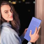 Tuvana Türkay Instagram - Gecenin sessizliğinde, yeni güne hazırlanmak için #HuaweiMatepadPro 13.2 hep yanımda.🥰 Hazırlıklar tamam, notlar alındı! Siz hazır mısınız bakalım 💃🏻 ✍🏻 #creationofbeauty #işbirliği