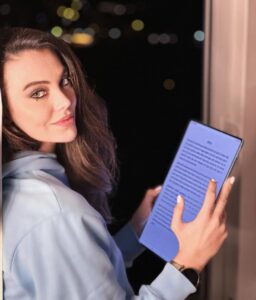 Tuvana Türkay Instagram - Gecenin sessizliğinde, yeni güne hazırlanmak için #HuaweiMatepadPro 13.2 hep yanımda.🥰 Hazırlıklar tamam, notlar alındı! Siz hazır mısınız bakalım 💃🏻 ✍🏻 #creationofbeauty #işbirliği