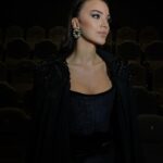 Tuvana Türkay Instagram - @muratgogebakanfilm “Kalbim Yaralı” filmimiz vizyona girdi. Emeği geçen bütün ekip arkadaşlarıma teşekkür ederim. Beni muhteşem gala gecemize çok kısa bir süre içerisinde hazırlayan kıymetli dostum @cihan.nacar ve yetenek dolu ekibine, Saç ve makyajımı emanet ettiğim çok sevgili @sabitakkaya ve ekibine teşekkür ederim.