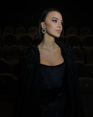 Tuvana Türkay Instagram - @muratgogebakanfilm “Kalbim Yaralı” filmimiz vizyona girdi. Emeği geçen bütün ekip arkadaşlarıma teşekkür ederim. 

Beni muhteşem gala gecemize çok kısa bir süre içerisinde hazırlayan kıymetli dostum @cihan.nacar ve yetenek dolu ekibine, Saç ve makyajımı emanet ettiğim çok sevgili @sabitakkaya ve ekibine teşekkür ederim.