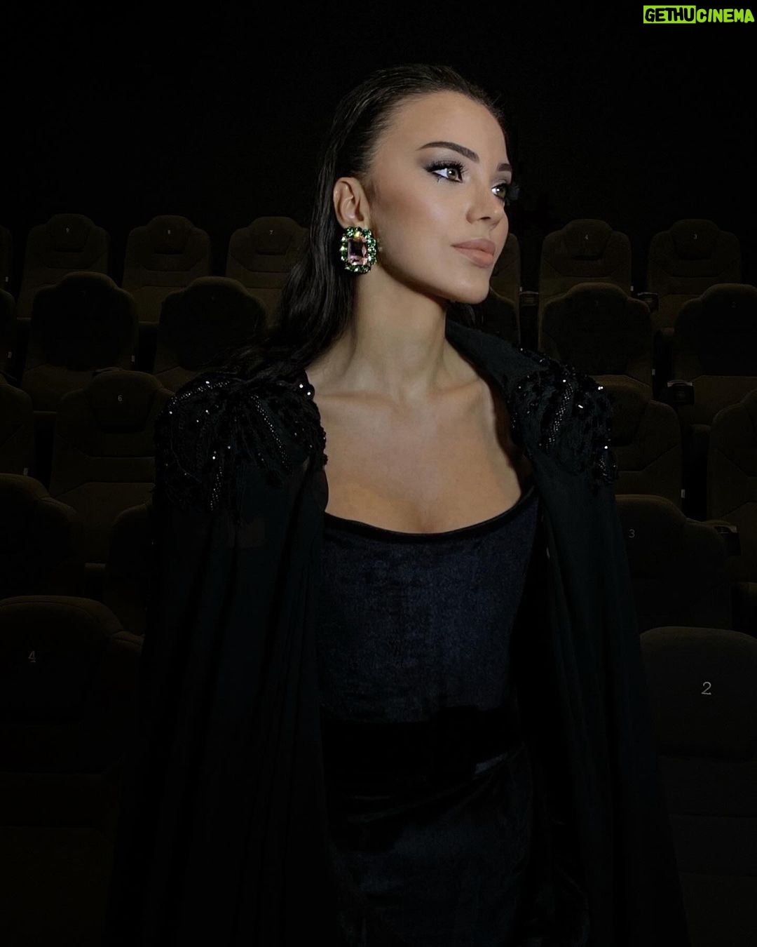 Tuvana Türkay - 273.9K Likes - @muratgogebakanfilm “Kalbim Yaralı” filmimiz vizyona girdi. Emeği geçen bütün ekip arkadaşlarıma teşekkür ederim.
Beni muhteşem gala gecemize çok kısa bir süre içerisinde hazırlayan kıymetli dostum @cihan.nacar ve yetenek dolu ekibine, Saç ve makyajımı emanet ettiğim çok sevgili @sabitakkaya ve ekibine teşekkür ederim.