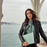 Tuvana Türkay Instagram - Biz çok iyi bir ikili olduk 😎😍💚 #HuaweiMateBook14s #işbirliği