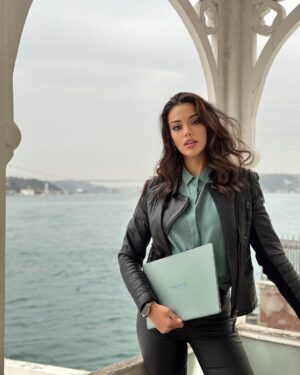 Tuvana Türkay Instagram - Biz çok iyi bir ikili olduk 😎😍💚
#HuaweiMateBook14s
#işbirliği