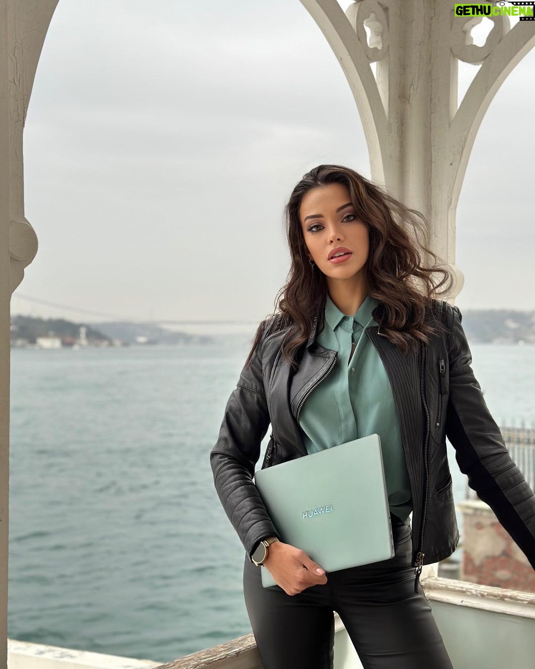 Tuvana Türkay - 178.2K Likes - Biz çok iyi bir ikili olduk 😎😍💚
#HuaweiMateBook14s
#işbirliği