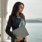 Tuvana Türkay Instagram - Biz çok iyi bir ikili olduk 😎😍💚 #HuaweiMateBook14s #işbirliği