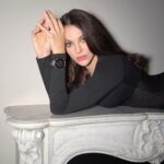 Tuvana Türkay Instagram - @vogueturkiye Tuvana Türkay’a günün her aninda uyum saglayan, Fashion Forward konseptiyle dikkatleri üstüne çeken HUAWEI Watch GT 4 akilli saatleri eslik ediyor. @huaweimobiletr @tuvanaturkay Fotograf: @kivancyoruten Moda Editörù: @aydinsila Proje Yöneticisi: @melissakcan Proje Uzmani: @ipekelbeyli Prodüksiyon: @bihterneymen Saç: @furkanyalciner Makyaj: @nuvit Fotograf Asistani: aycaayazzz Moda Editörü Asistanlari: @aynurefir @gunzebusra Isik Ekipman: @godoxtr @fujifilmtr