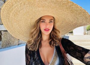 Tuvana Türkay Instagram - @cavotagoomykonos 🤍🌸