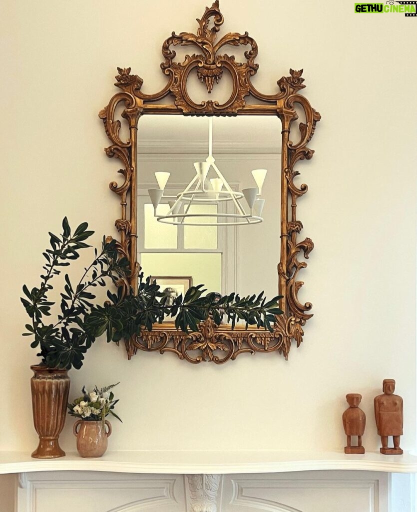 Ty Pennington Instagram - Never underestimate the power of an antique mirror 🙌🏼✨ #LibertineSavannah #typenningtondesign #interiors #antiques #savannah #whiteinteriors #design #historichomes Savannah, Georgia