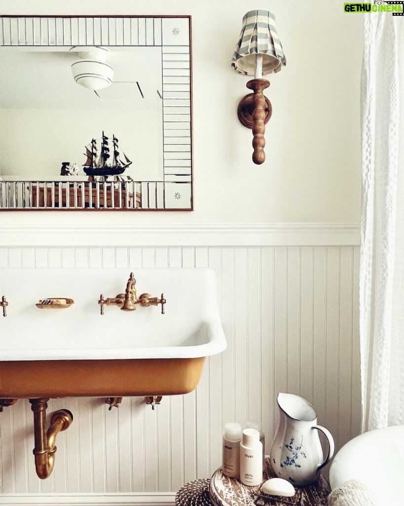 Ty Pennington Instagram - Fit for only the finest guests 🤪 #guesthouse #carriagehousecozy #cottage #bathroom #carriagehouse #1853 #1800s #southernstyle #savannah #stillwaitingonthewallpaper #bathroomdesign #georgia #bathroomreno #typenningtondesign Savannah, Georgia