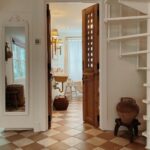 Ty Pennington Instagram – Came home to find our AC had gone out so we spent the night in the carriage house ✨#beourguest #carriagehouse 

#cozy #cottage #1800 #checkerboard #checkerboardfloor #bathroomdesign #spiralstaircase #guesthouse #typenningtondesign Savannah, Georgia
